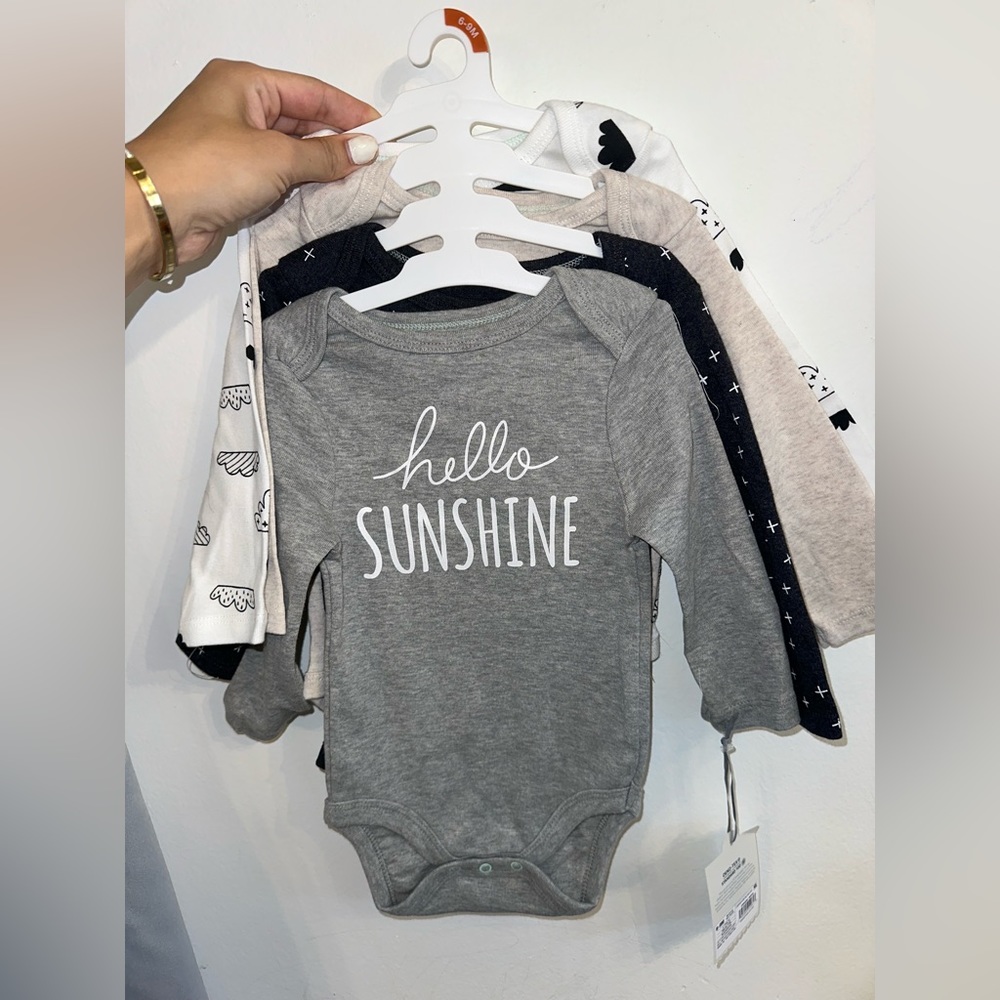 6-9M body suit, 4 pack.